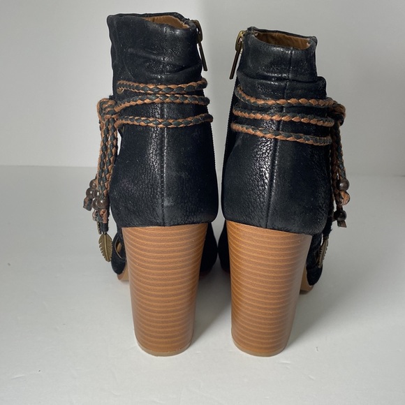 GROOVE ON BOOTIES.(PS THE LEATHER IS PERFECT 🤩 ) - Picture 3 of 11